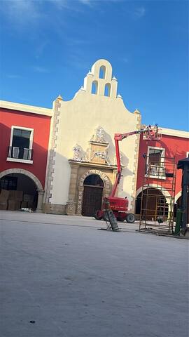 Plaza y fachada terminada