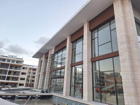 Fachada de cristal — edificación moderna